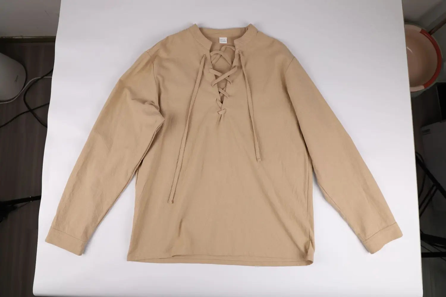 Camisa tipo henley de lino color beige para hombre, de manga larga, con cordones, con tejido de textura suave y cuello redondo sencillo tipo tripulación.