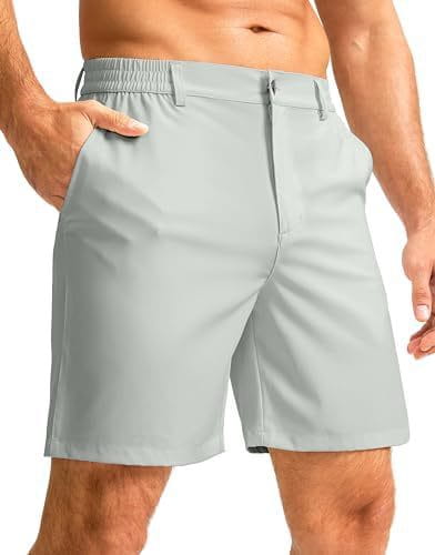 Short pour homme en gris clair, taillé, avec coupe décontractée et taille élastique, présenté dans le modèle de shorts de ville extensibles pour homme, coupe slim, produit vert foncé.