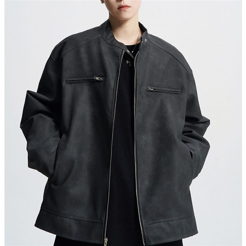 Veste bomber en faux cuir noir avec poches zippées et fermeture centrale, assortie à une veste motard en daim brun déstructurée pour homme avec col montant.