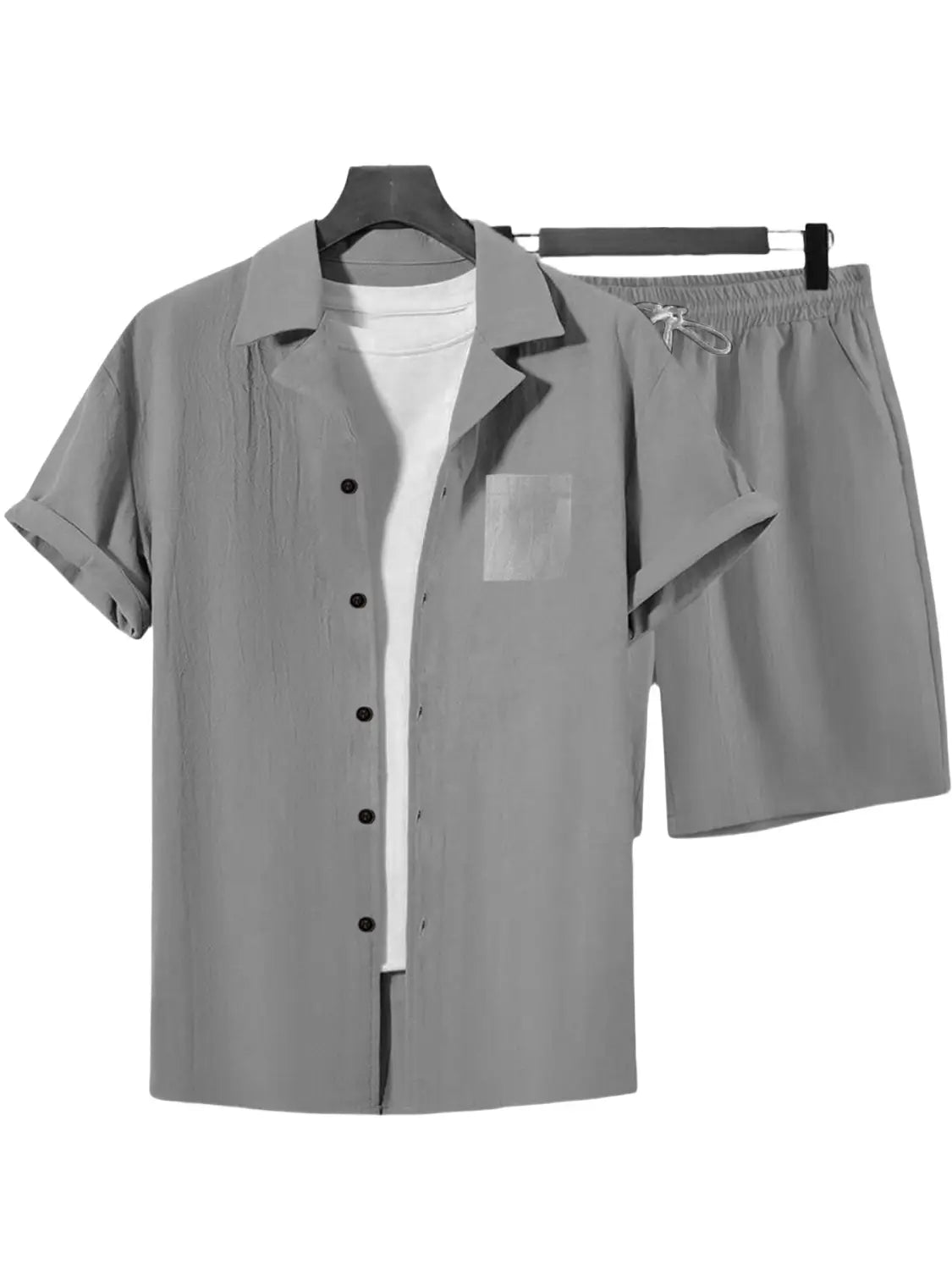 chemise en lin grise boutonnée, manches courtes, col et poche poitrine, assortie à des shorts gris correspondants pour une tenue décontractée pour homme.