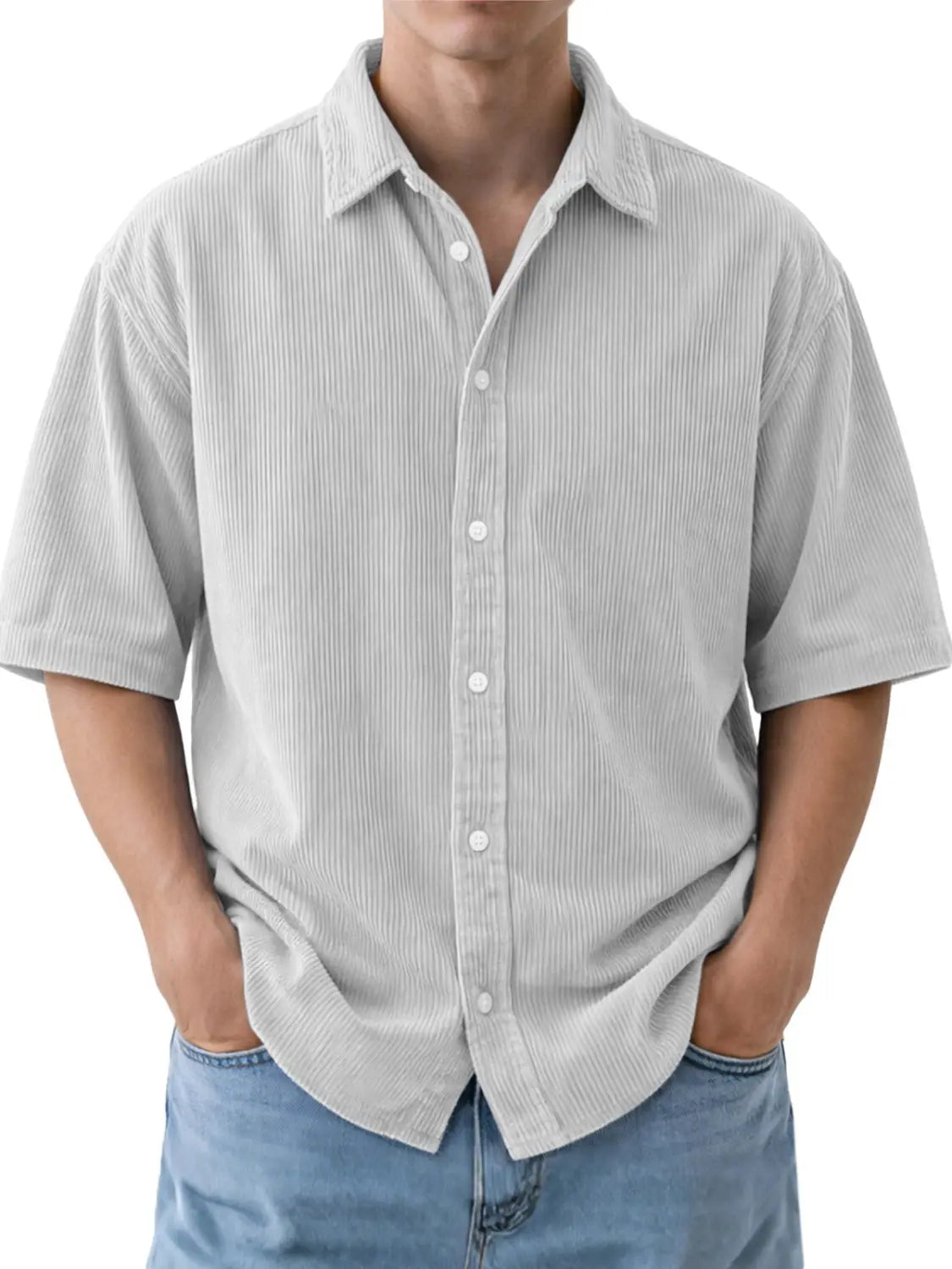 Camisa de pana de algodón gris claro para hombre, de manga corta, con sutiles relieves verticales y un cuello clásico, diseñada para un estilo suelto y casual de abotonado.
