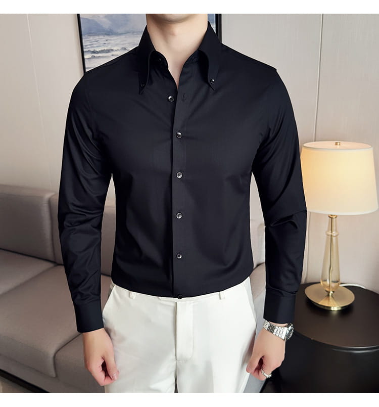 Chemise habillée noire sans repassage pour homme en grande taille à manches longues, col classique et ouverture boutonnée sur l’avant.