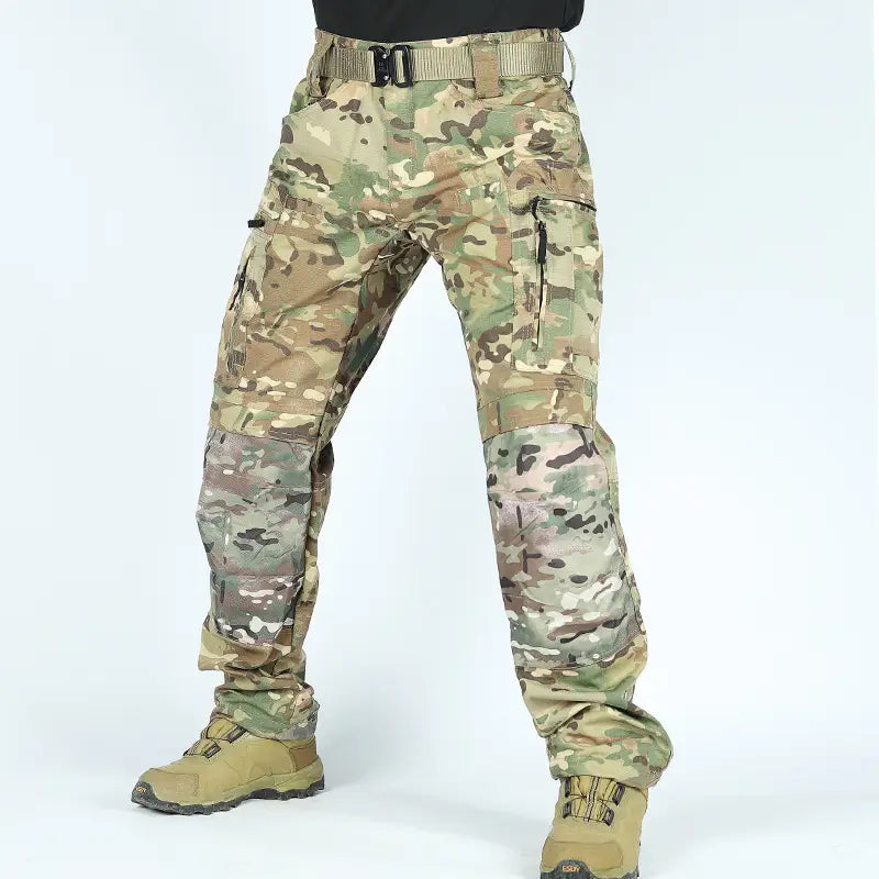 Pantalons militaires tactiques P40 pour hommes à motif multicam, multi-poches, avec panneaux de genoux renforcés et tissu durable, conçus pour un usage tactique.