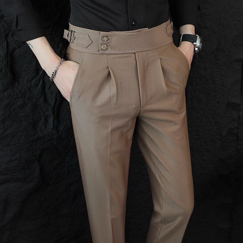 Beigefarbene Herren-Sommerhose mit geradem Schnitt und hoher Taille, mit Falten (Pasform) und dekorativen Knöpfen.