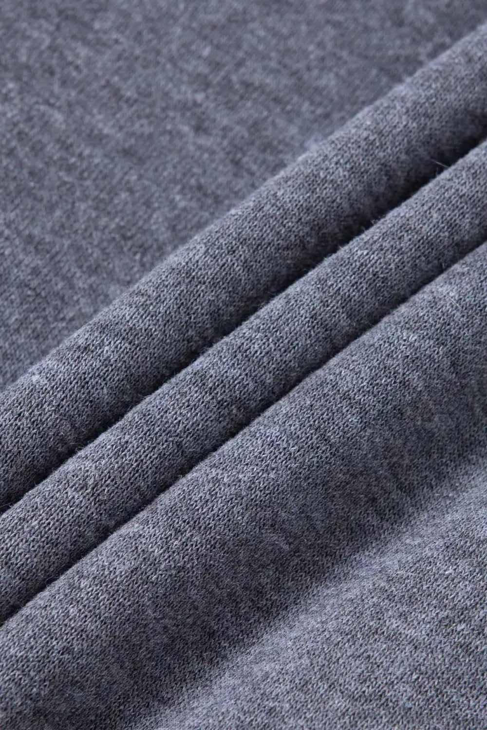 Sudadera deportiva con cierre para hombre en tallas grandes confeccionada en tejido de punto gris jaspeado suave, con textura sutil y pliegues delicados.