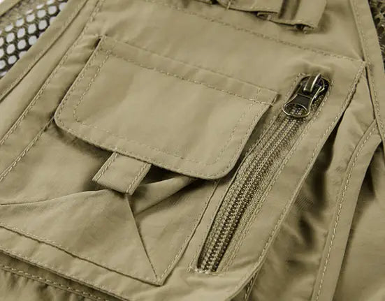Gilet utilitaire en mesh à séchage rapide pour hommes de couleur kaki, avec plusieurs poches et une fermeture zippée, conçu pour un usage tactique.