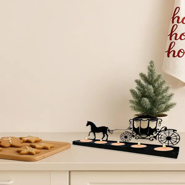 Bougeoir en métal noir en forme de voiture, présentant une silhouette de cheval, avec cinq bougies allumées, dans une décoration murale en métal florale vintage de type voiture à cheval.