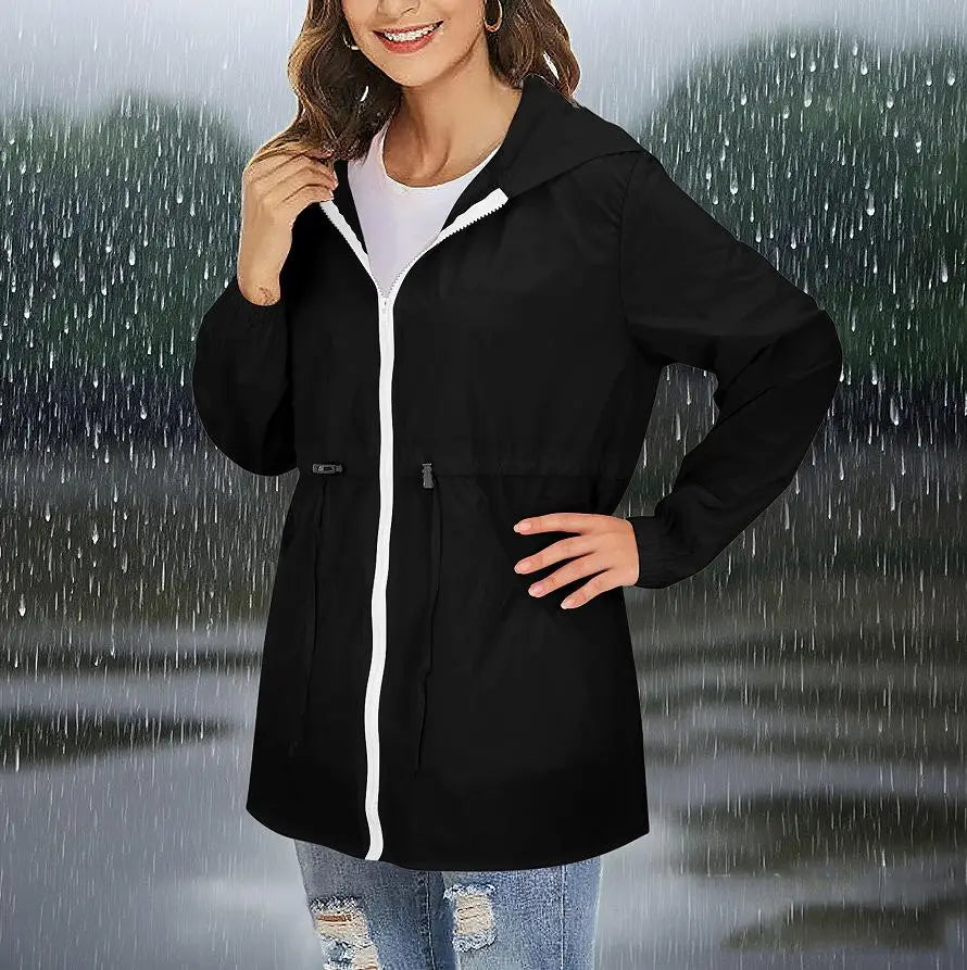Schwarze, kapuzenversetzte wasserdichte Windbreaker-Regenjacke für Damen mit weißem Reißverschluss und Verzierung, gefertigt aus leichtem Material.