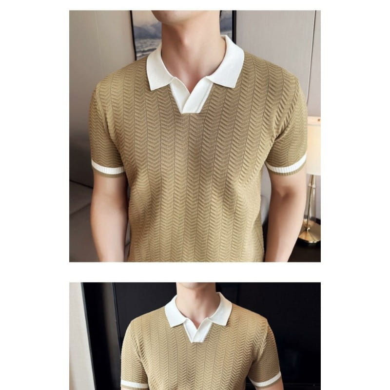 Beiges Eisseiden-Feinstrick-Poloshirt für den Sommer mit einem strukturierten Hahnentrittmuster sowie weißem Kragen und Ärmelsaum.