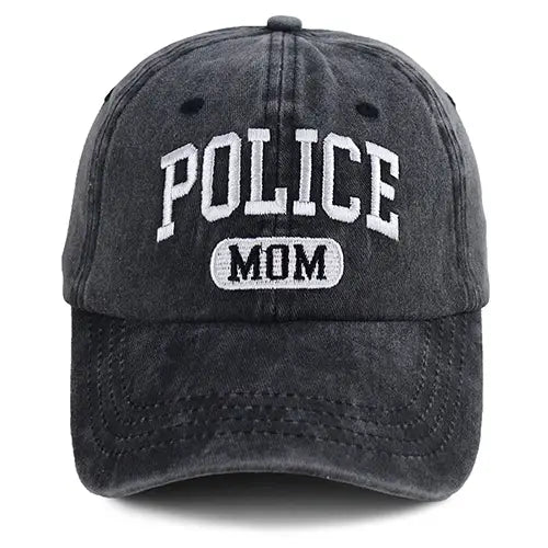 Gorra de béisbol de mezclilla (denim) con aspecto desgastado en color gris oscuro, con el texto "police mom" bordado en blanco, diseñada para madres solidarias en las fuerzas del orden.