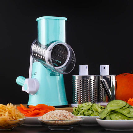 Cortadora de verduras tipo mandolina multifuncional y rallador con cuerpo eléctrico de plástico azul claro, accesorios metálicos intercambiables y un mango blanco para una preparación eficiente de los alimentos.