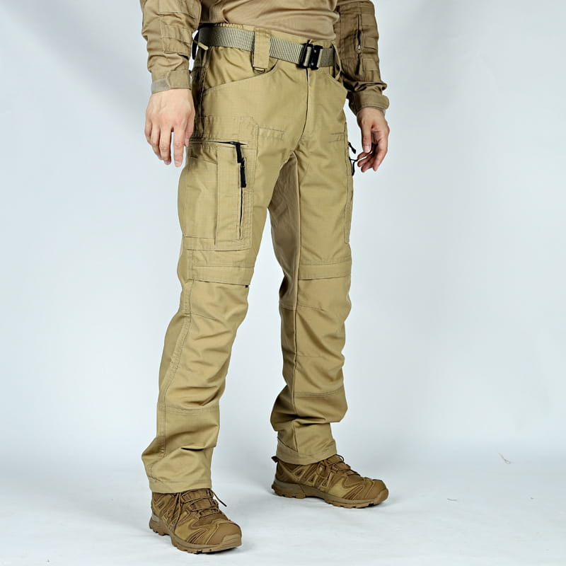 Pantalons cargo tactiques beige, fabriqués dans un tissu durable, avec plusieurs poches, conçus pour un usage militaire dans le produit « Pantalons militaires tactiques P40 pour hommes, multi-poches ».