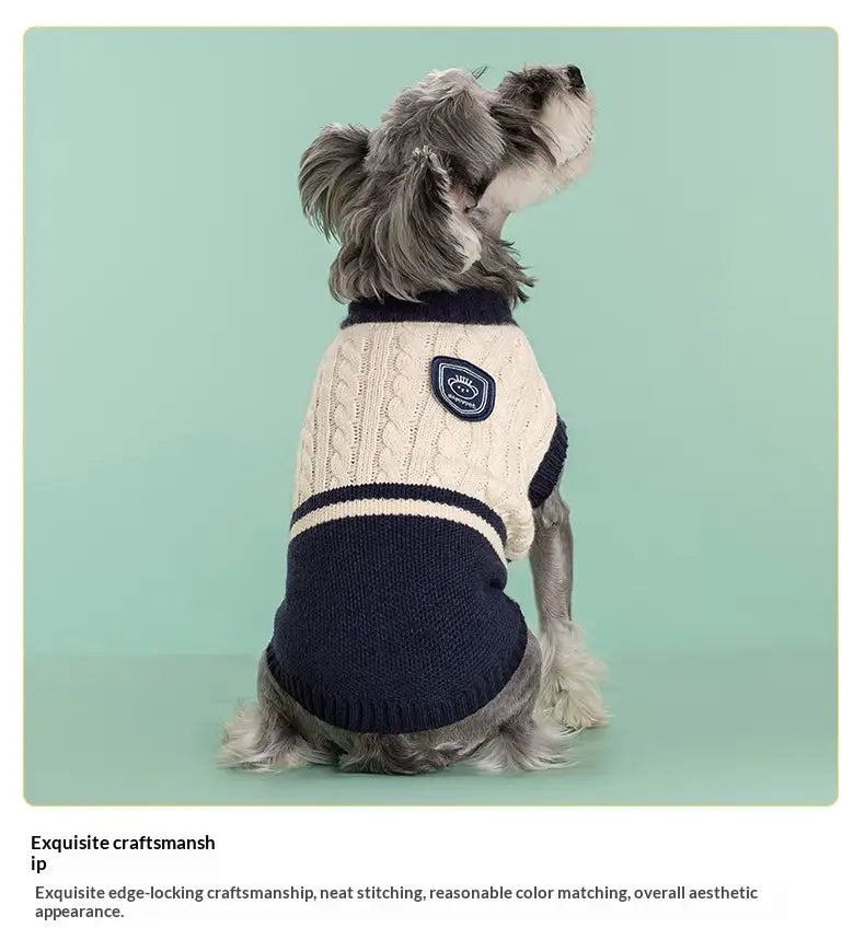 Creme- und navyblauer Zopfmuster-Hundepullover aus Strickmaterial mit geripptem Kragen und Bündchen, von der Rückseite dargestellt, entworfen als warme Schuluniform-Tierbekleidung.