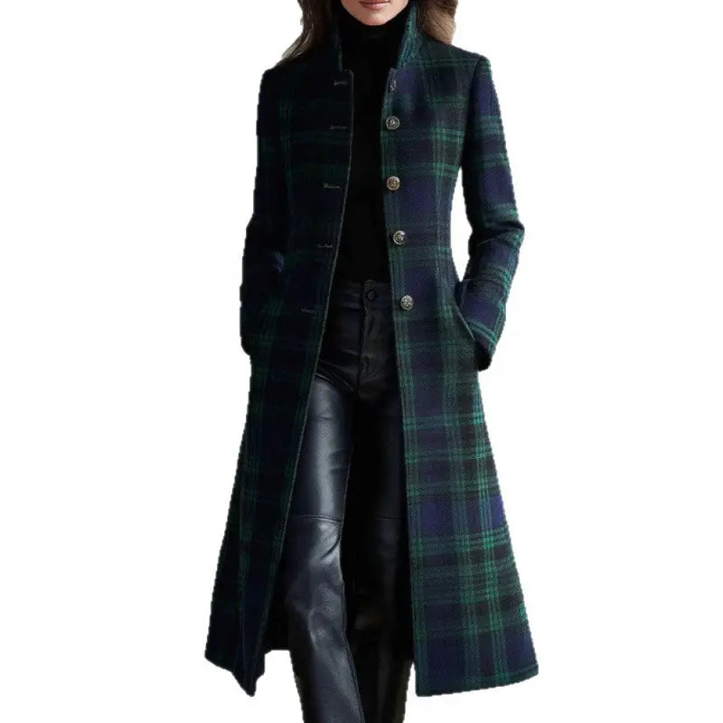 Manteau long en laine à carreaux écossais vert foncé et bleu marine, cardigan, avec des boutons argentés.