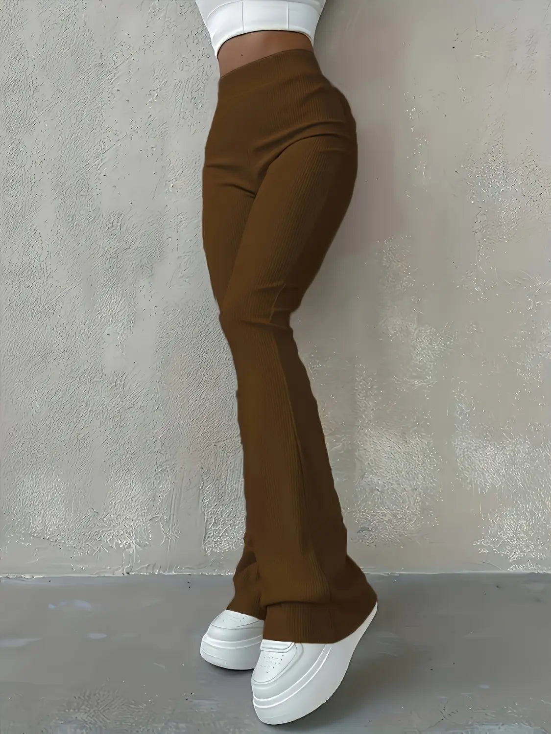 Braune hoch geschnittene Ripp-Flared-Leggings aus glattem, elastischem Material, entworfen für angenehmes Tragen.