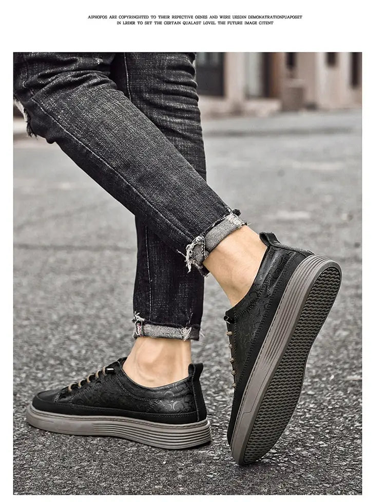 Baskets pour hommes en cuir noir, avec dessus texturé et semelle en caoutchouc gris épaisse, conçues pour un port décontracté sans lacets.