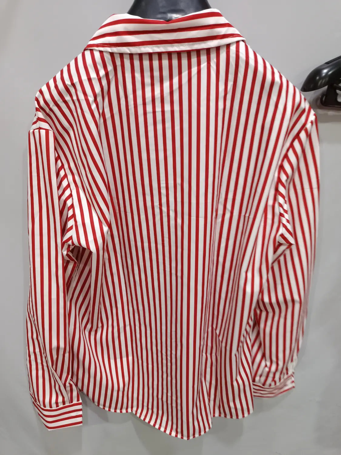 Chemise décontractée à manches longues rayée verticalement rouge et blanc pour hommes, avec col classique et patte boutonnée.