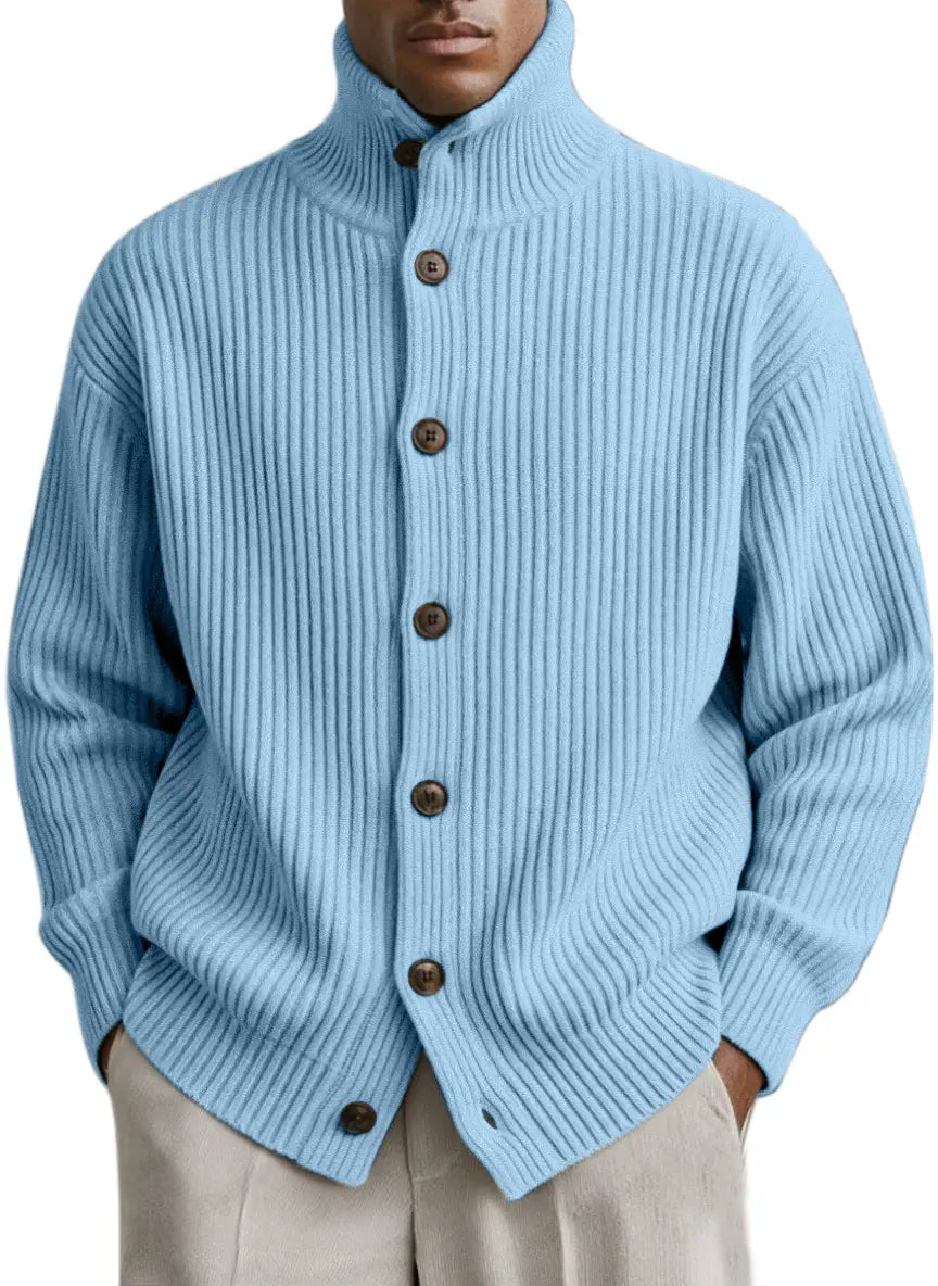 Hellblauer Rippstrick-Cardigan mit dunkelbraunen Knöpfen, gestaltet als Herren-Turtleneck-Rippstrick-Cardiganmantel.