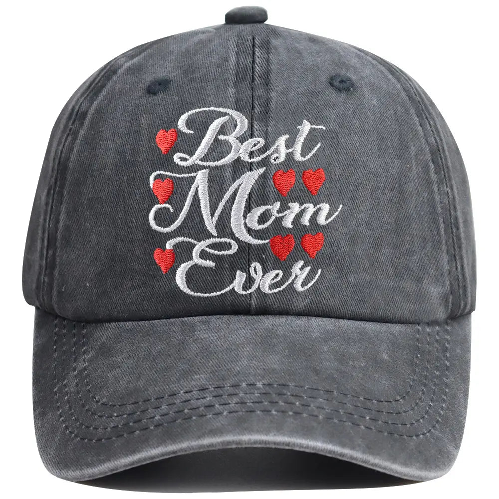 赤いハートに囲まれた、白いスクリプトで「best mom ever」を刺繍したダークグレーのダメージ加工デニム素材ベースボールキャップ。