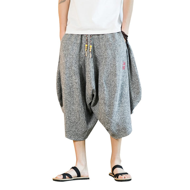 Herren-Shorts aus grauem bedrucktem Baumwollstoff im Lantern-Harem-Look mit weitem Bein mit Kordelzug-Taille und dezenter bestickter Detailausführung.