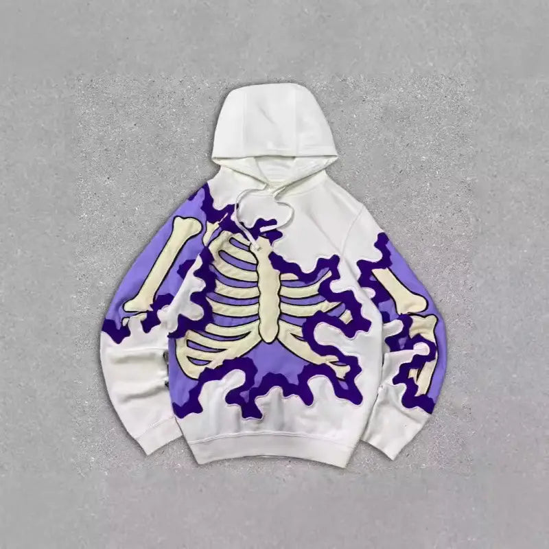 Sweat à capuche oversize de style streetwear à imprimé graphique rétro 3D pour hommes, de couleur blanche, présentant un design de crâne audacieux violet et crème à l’avant.