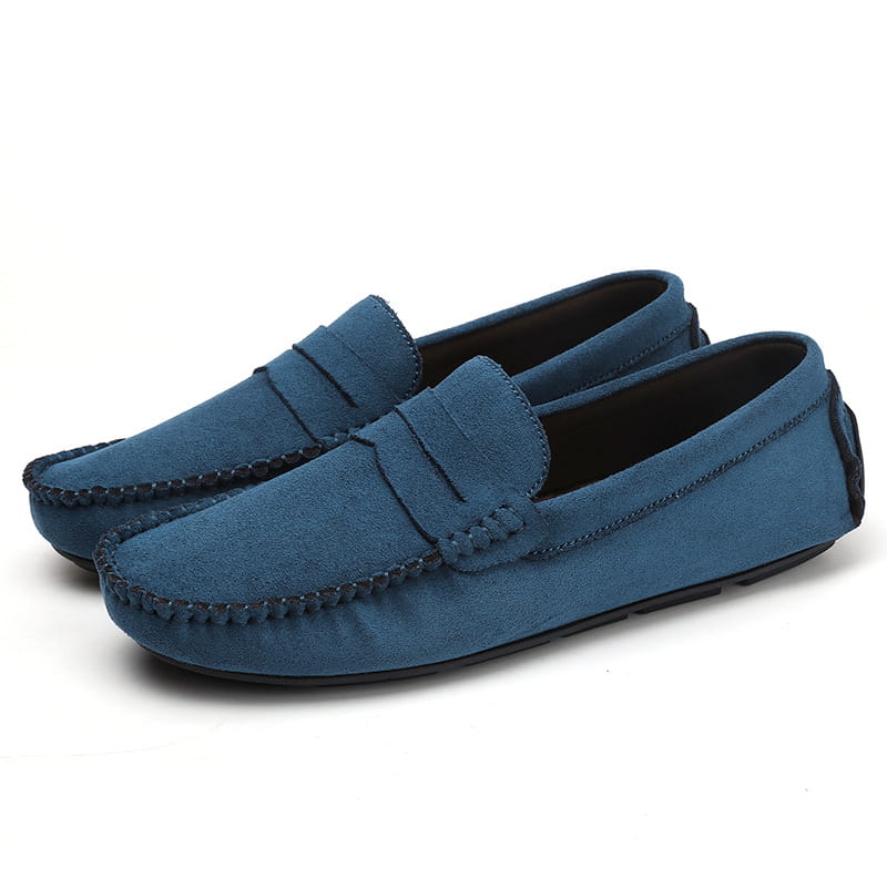 Mocassins en daim bleus au design classique de mocassin, avec une couture noire cousue à la main dans le daim, pour une finition de chaussure en velours confectionnée à la main