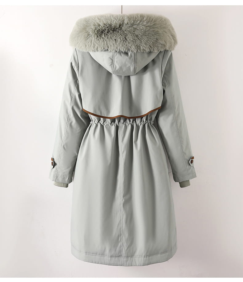 Hellgraue Damen-Winterfelljacke mit Kapuze und wattierter Polsterung mit einer plüschigen hellbraunen Fell-innenkapuze und passendem braunem Zierbesatz im Taillenbereich.
