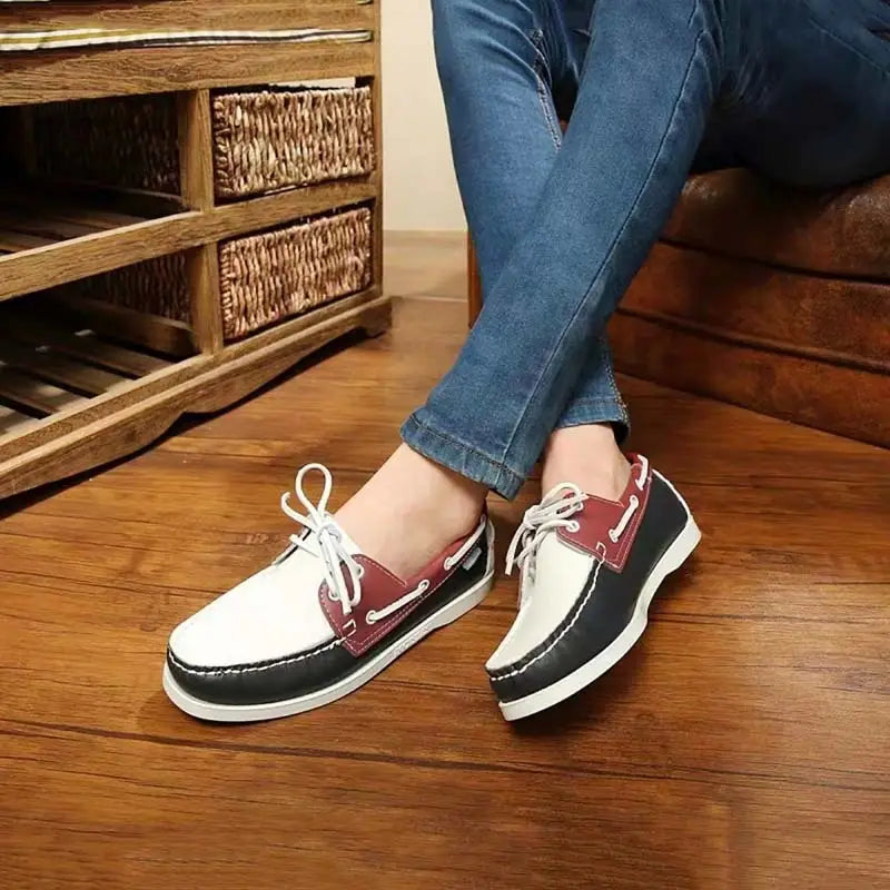 Herren-Lederschuhschuhe im Business-Casual-Stil aus weißem, weinrotem und schwarzem zweifarbigem Leder mit weißen Schnürsenkeln.