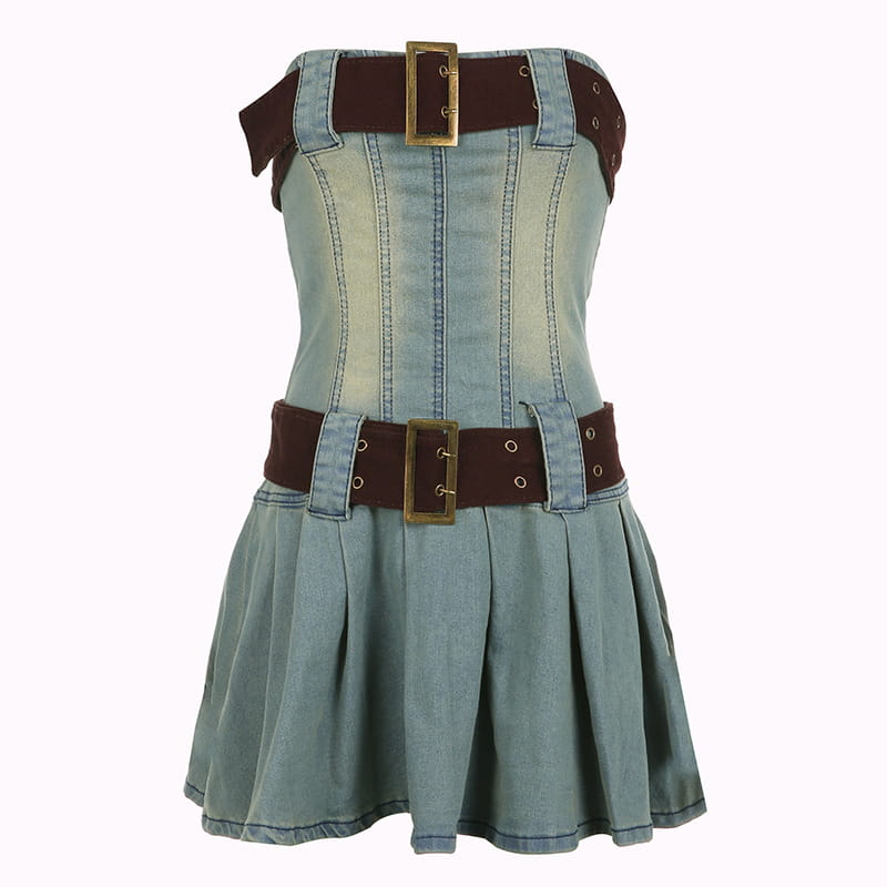 ライトウォッシュデニムのストラップレスコルセットミニドレス。ブラウンのレザーベルトアクセントおよびゴールドトーンのバックル付き。