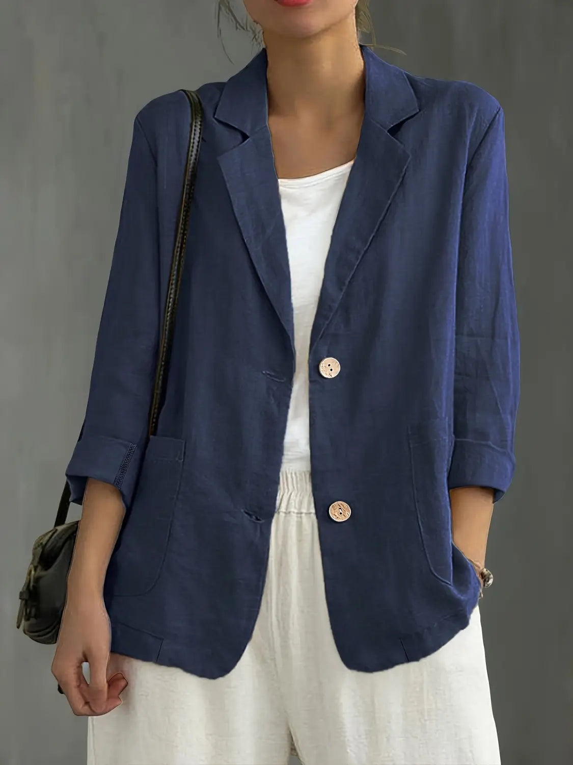 Blazer de lino azul marino para mujer, de estilo casual y para el trabajo, con dos botones de color claro y mangas remangadas.