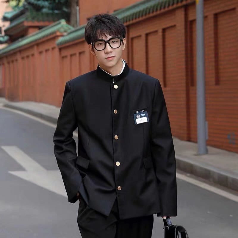 Schwarze Knopf-Japan-Schuluniform-Anzugsjacke für Herren mit goldfarbenen Knöpfen und weißen Kragenbesätzen.