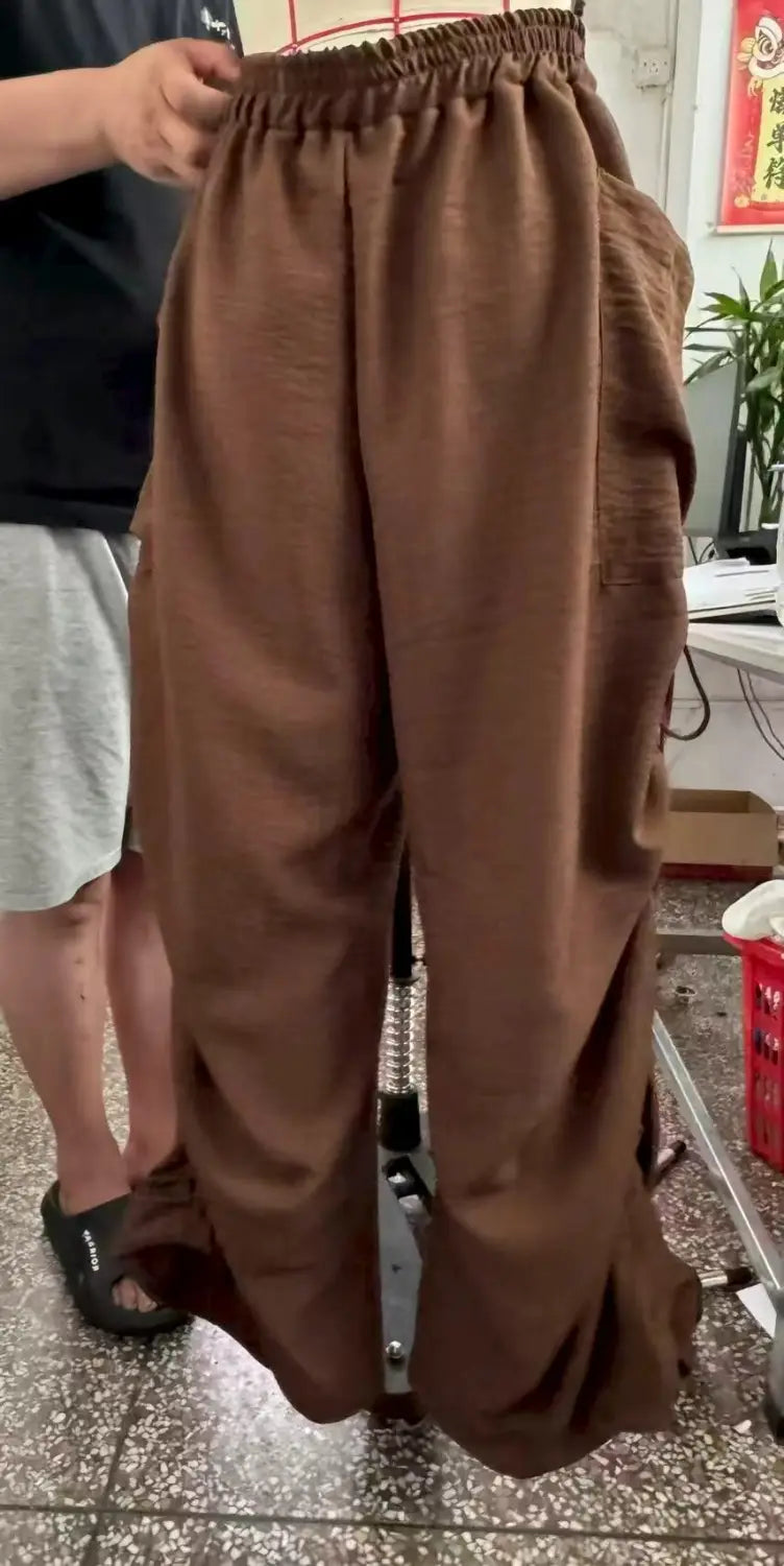 Braune Faltenrockige High-Waist-Cargo-Hosen mit weitem Bein mit lockerer Passform, elastischem Bund und Seitentaschen