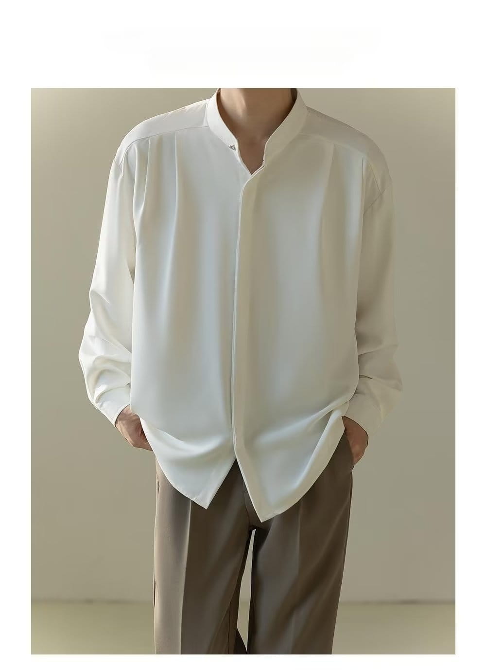 Chemise plissée pour homme en satin blanc éclatant, à col mandarin et manches longues.