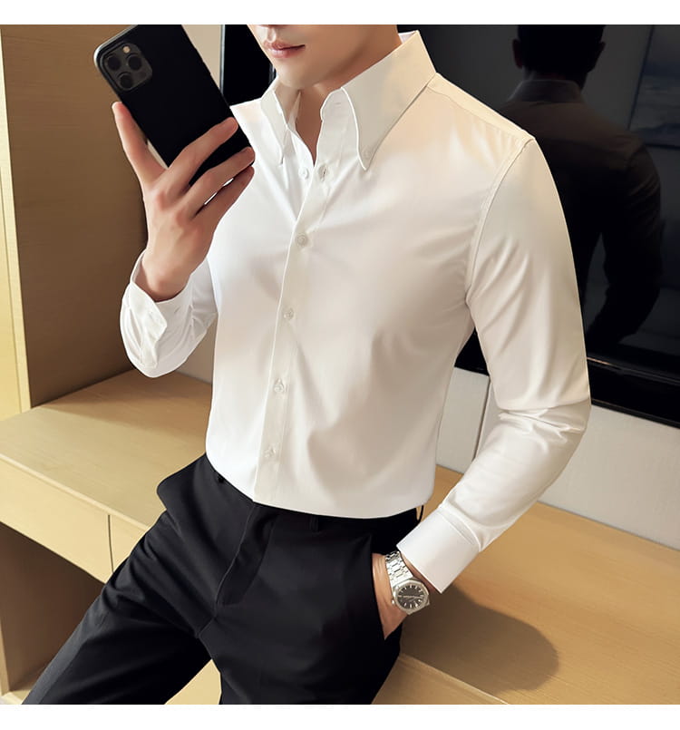 Chemise habillée blanche sans repassage pour homme en grande taille en bleu clair lumineux, manches longues, col classique et ouverture boutonnée sur l’avant.