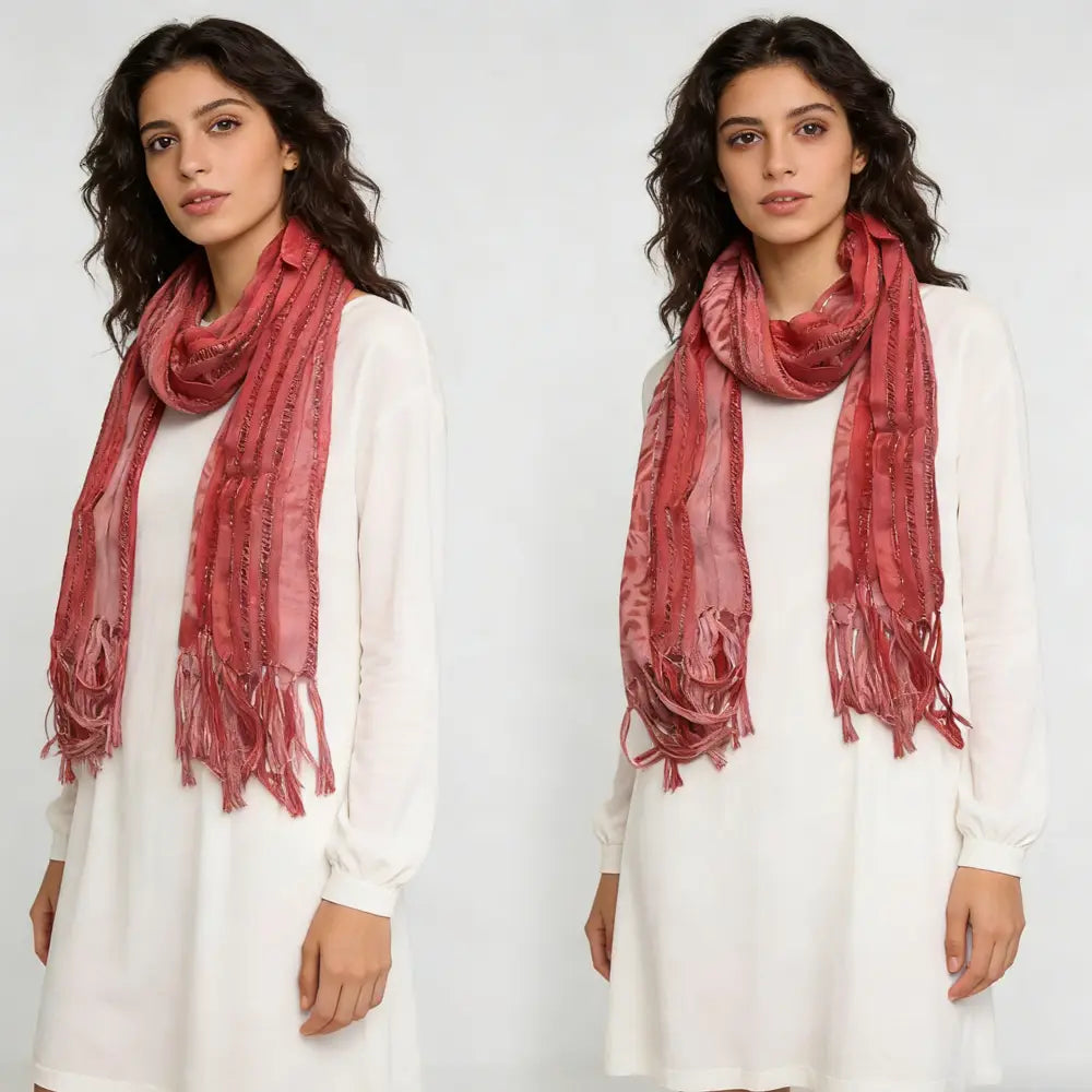 Un foulard en viscose rose poudré tacheté de léopard, doux, de couleur rose poudré, avec des fils métalliques, présentant une légère brillance et des finitions de franges délicates.