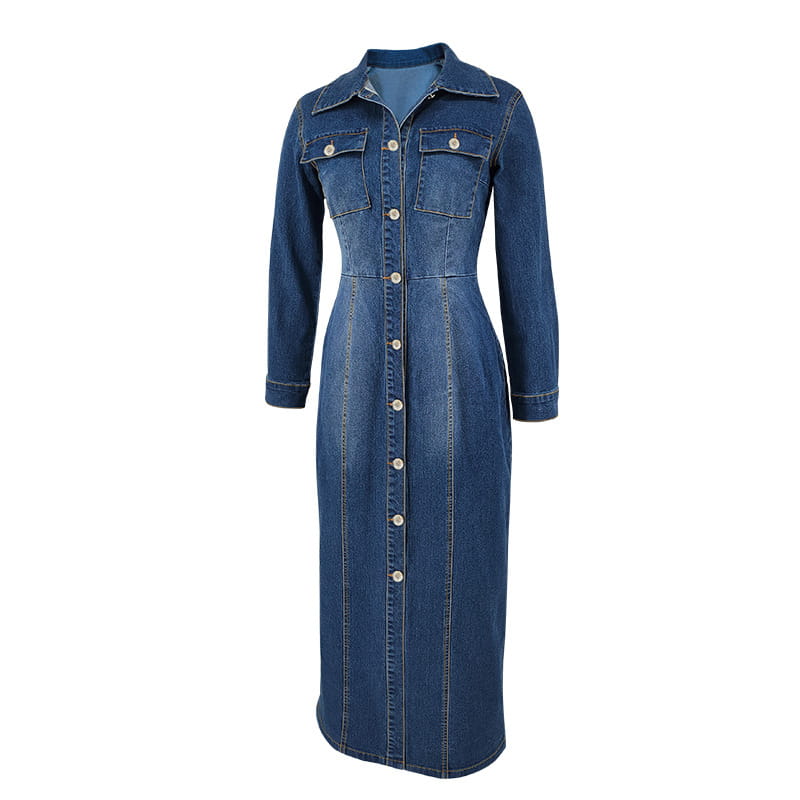 Ein klassisches langärmeliges Maxi-Cardigan-Kleid aus blauem Denim mit Kragen und zwei Brusttaschen sowie Knopfleiste vorne.