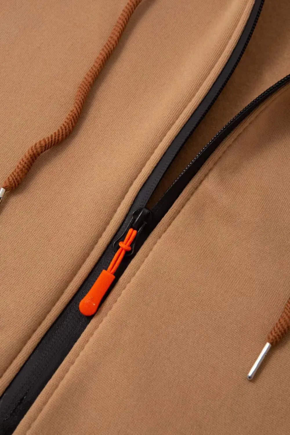 Sudadera deportiva con cierre para hombre en tallas grandes en caqui, con cremallera negra y lengüeta de extracción color naranja brillante, diseñada para uso atlético.