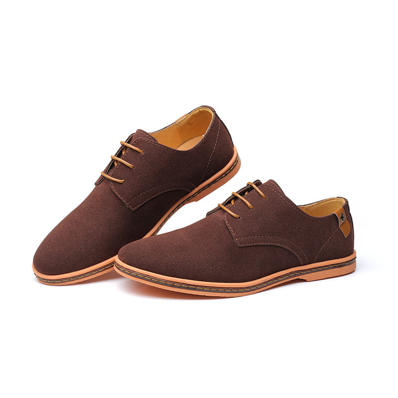 Chaussures décontractées à lacets en suède nubuck pour hommes en brun, avec des lacets beige et une semelle beige assortie.