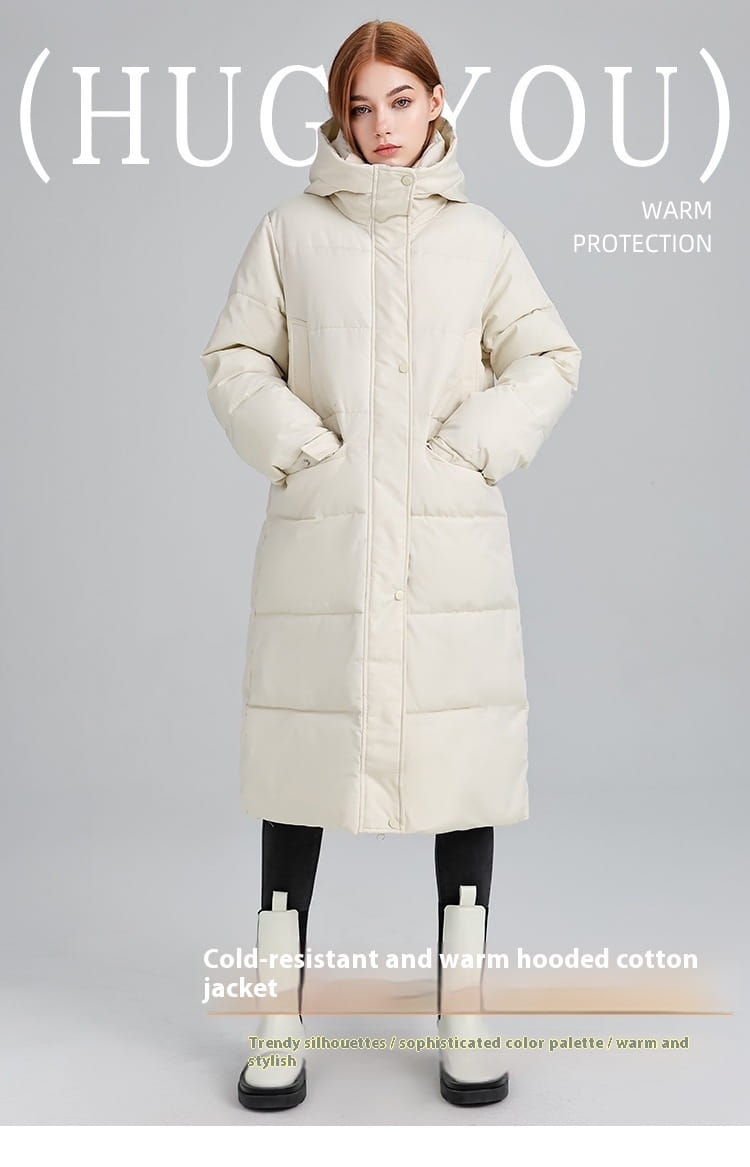 Manteau long matelassé à capuche pour femmes de couleur crème, en coton, avec des panneaux matelassés et une fermeture boutonnée à l’avant.