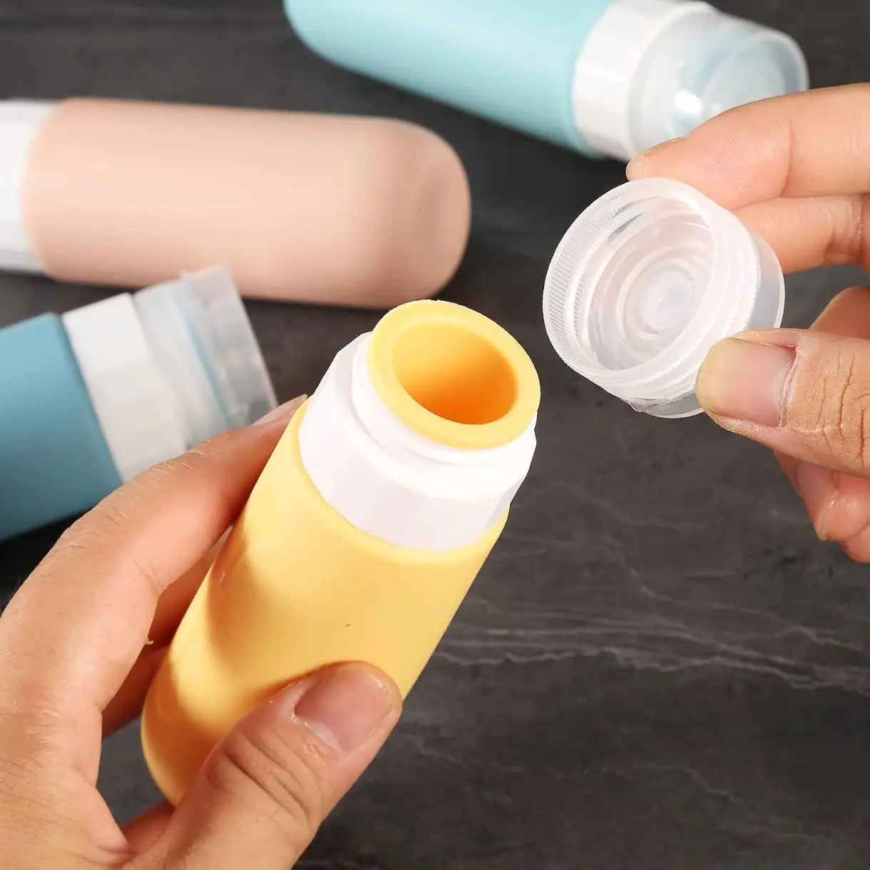 un flacon souple de voyage en silicone jaune avec un bouchon blanc, provenant de l’ensemble de flacons de voyage en silicone réutilisables anti-fuite, conçu pour un usage pratique et sans déversement en déplacement.