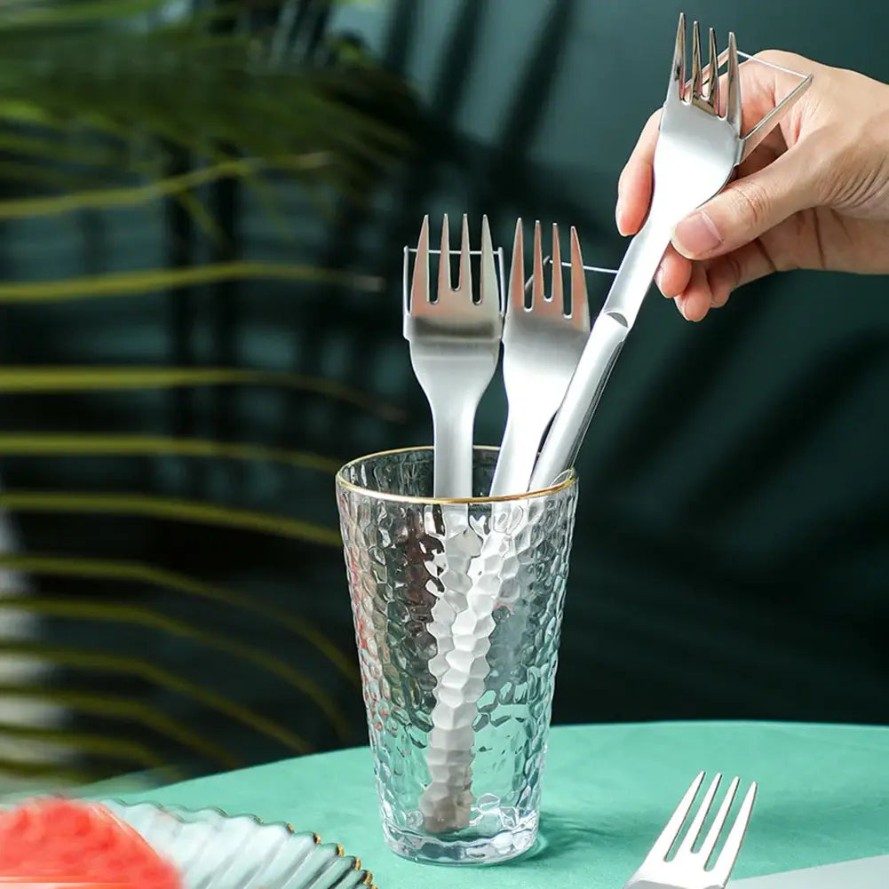 fourches en acier inoxydable argenté au design moderne et épuré, présentées comme produit de fourchette-slicer à pastèque 2-en-1 en acier inoxydable