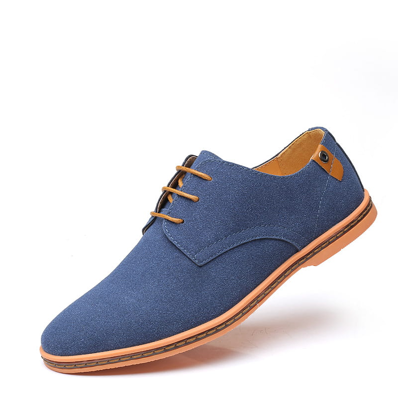 Chaussure décontractée à lacets en suède nubuck pour homme en bleu, avec des lacets beige au niveau de la doublure et une semelle.