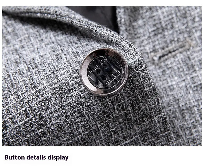 Silberner Knopf mit geprägtem kreisförmigem Design, eingesetzt in den grauen Tweed-Stoff eines Anzugblazers mit schmaler Passform und einem Knopf.