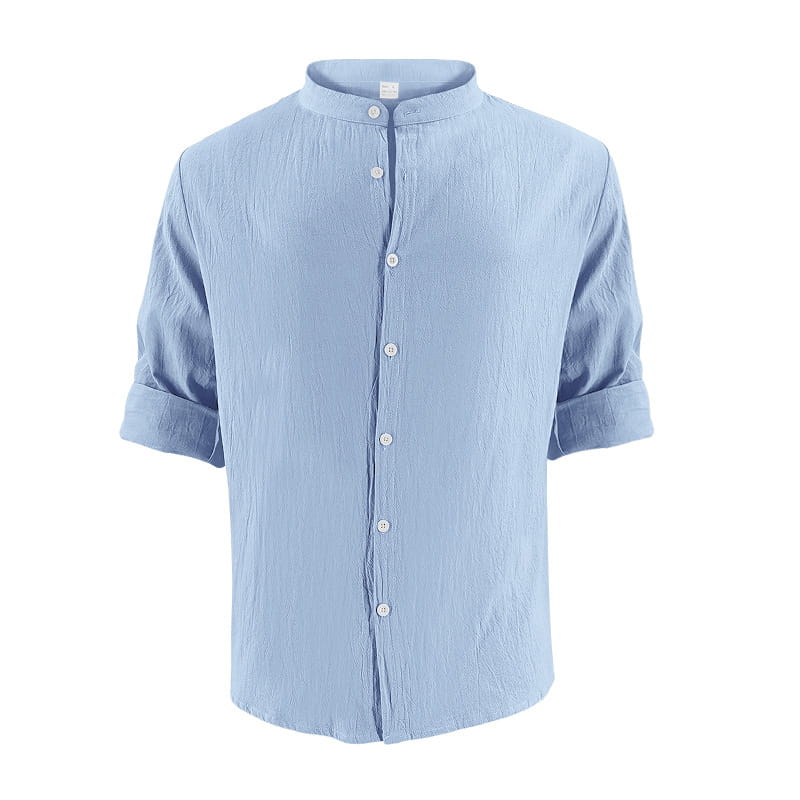 Camisa entallada para hombre en mezcla de lino azul claro, con tela de textura, cuello tipo mandarina y mangas arremangadas tres cuartos.