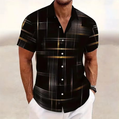 Herren-Geometric-Shortsleeve-Hemd mit Knopfleiste in Schwarz mit einem modernen geometrischen Muster aus sich schneidenden gold- und silberfarbenen Linien.