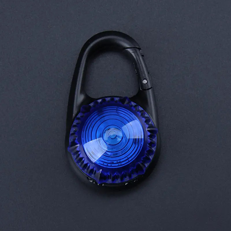 Pince de sécurité pour collier de chien à DEL, avec une lumière circulaire translucide bleue fixée à un clip de mousqueton noir