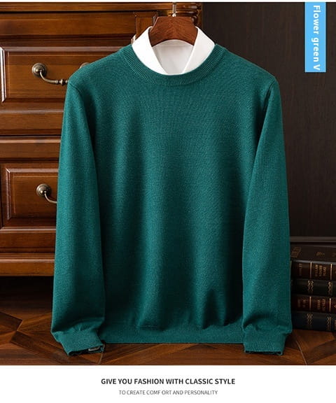 Suéter tipo pulóver de cuello redondo acanalado para hombre en verde esmeralda, con textura de punto sutil y puños acanalados, mostrado sobre una camisa con cuello blanco.