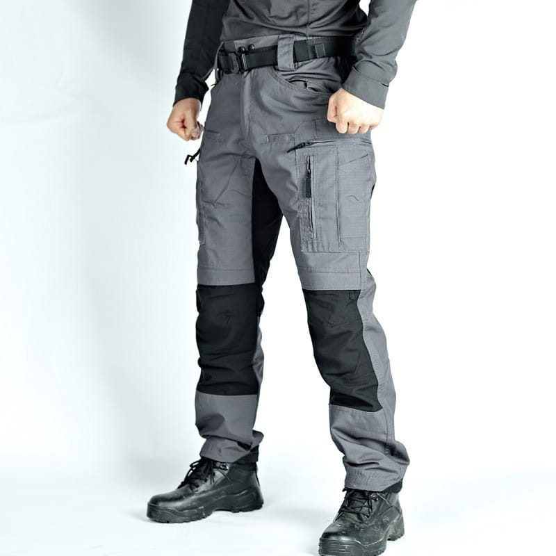 Pantalons tactiques P40 pour hommes, en gris et noir, avec plusieurs poches zippées et panneaux de genoux renforcés, conçus pour un usage militaire et en extérieur