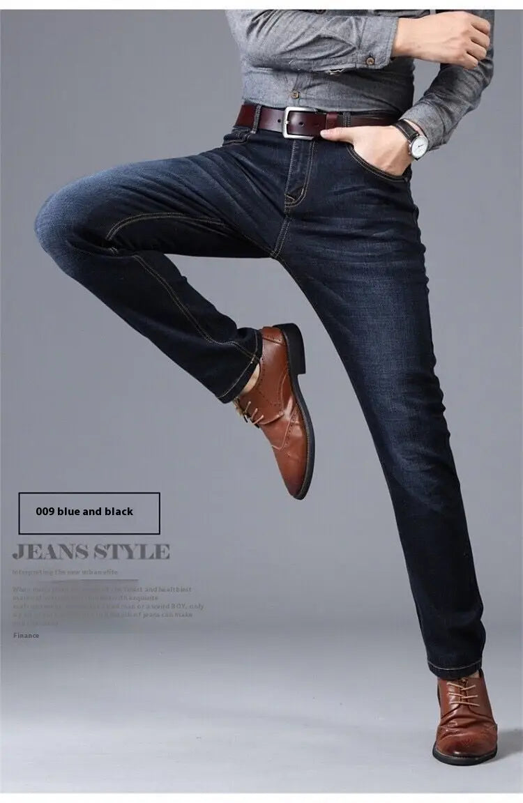 Jeans pour homme à taille haute, coupe slim, en denim bleu foncé, avec une coupe droite classique et des détails de coutures visibles, adaptés aux tenues d’affaires décontractées.