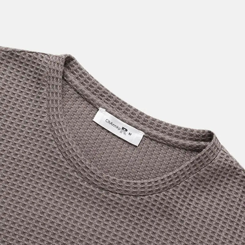 Herren-T-Shirt in Slim-Fit aus Waffelstrick in Taubeton mit weichem, strukturiertem Stoff und einem weißen Markenlabel.